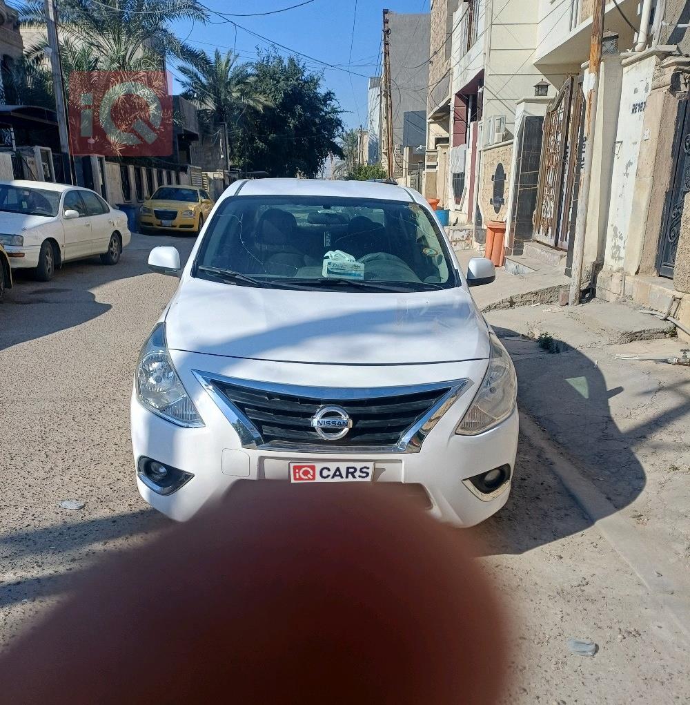 نيسان فيرسا